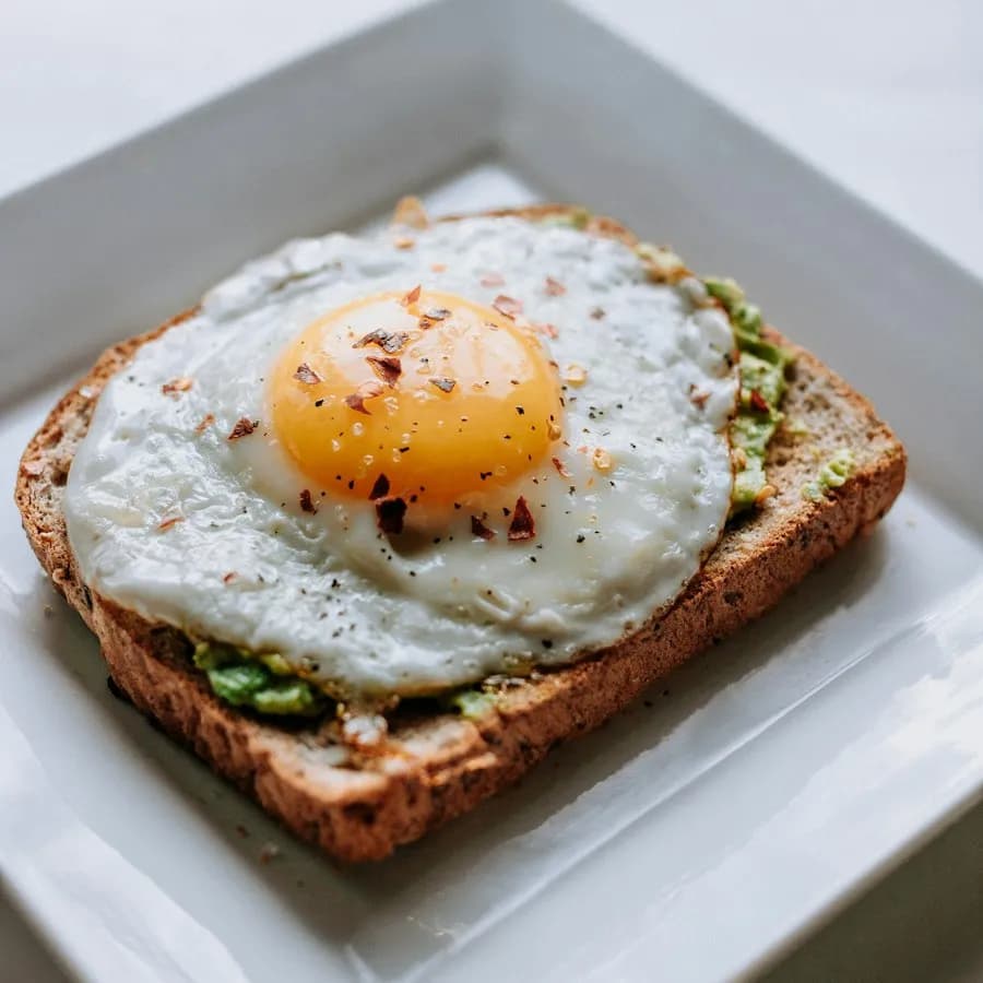 Avocado-Toast mit Spiegelei