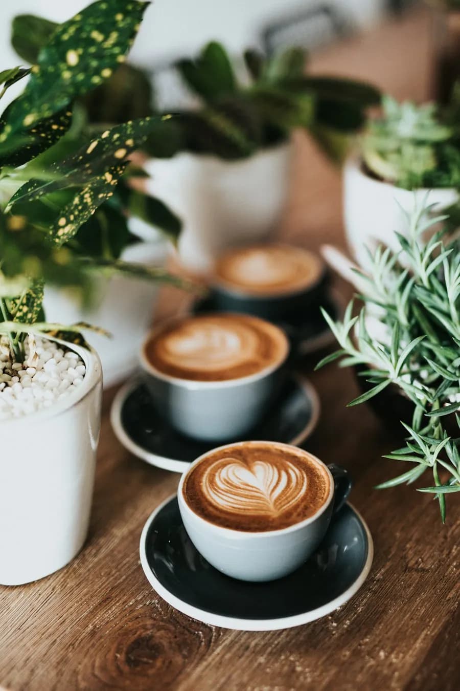 Kaffeetassen auf einem Holztisch