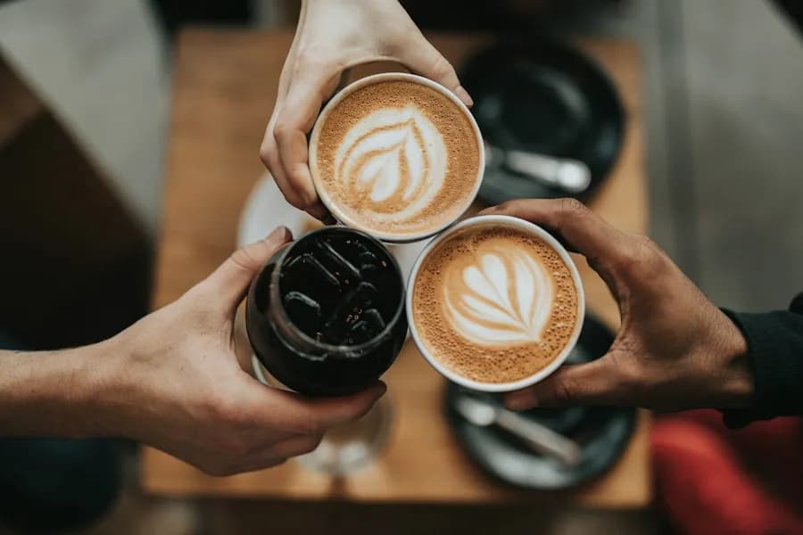 Zwei Cappuccino mit Latte Art