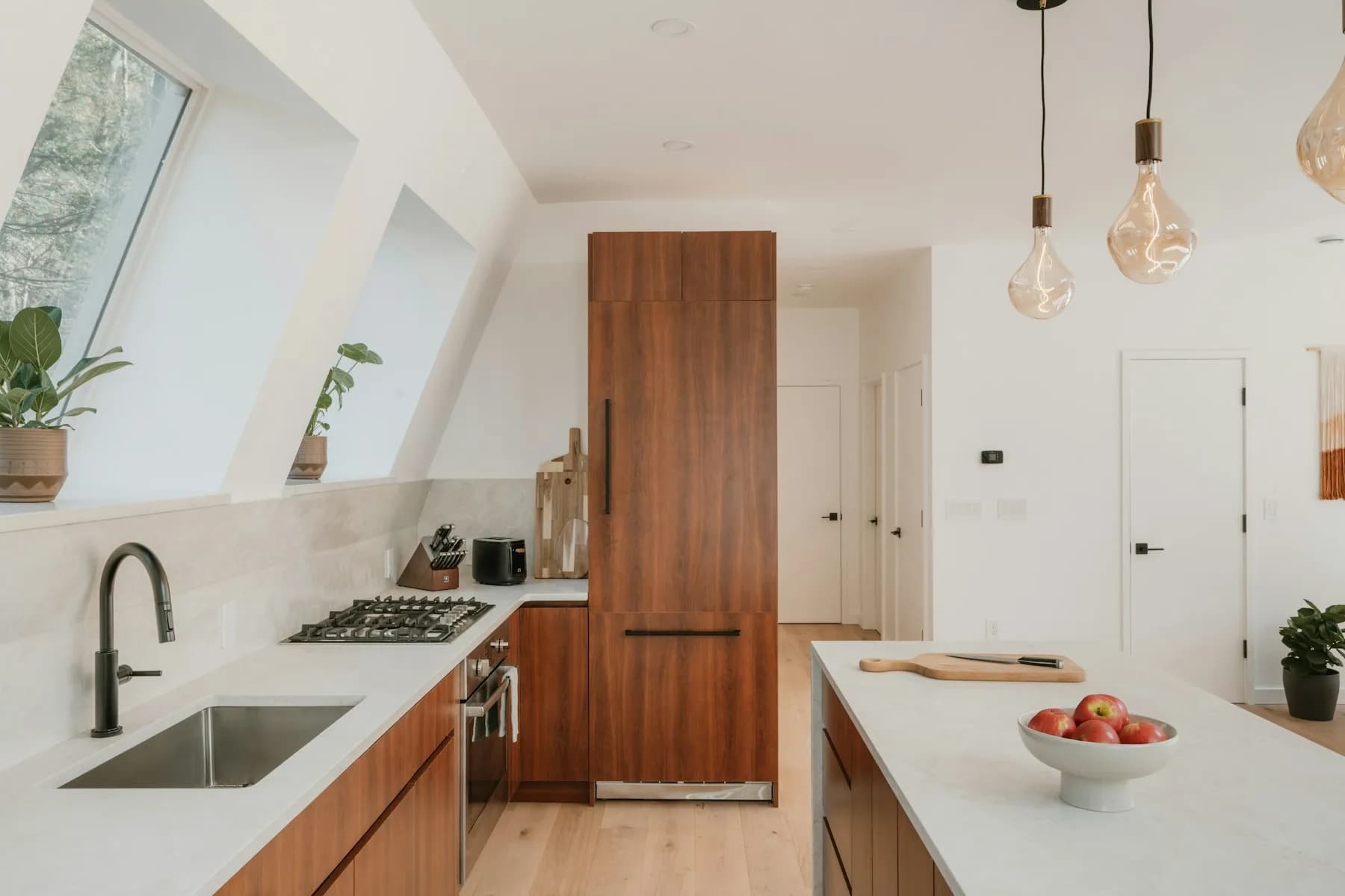 Helle Küche mit Eichenschrank und Pendelleuchten