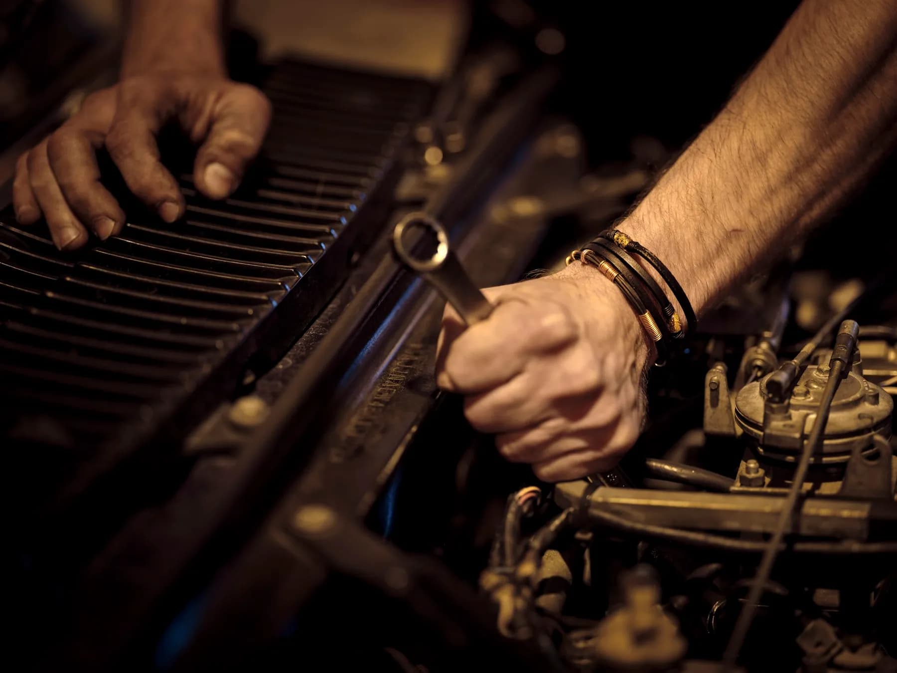 Mechaniker bei der Arbeit am Motor